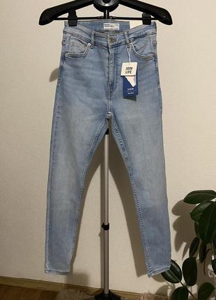 Джинсы женские. новые. размер 36. bershka.