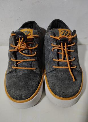 Кроссовки замшевые роликовые детские фирмы heelys, страна производитель сша.