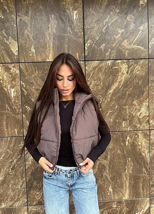 Дутая укороченная жилетка на молнии с воротником2 фото