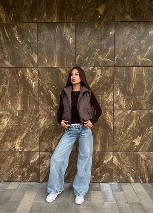 Дутая укороченная жилетка на молнии с воротником5 фото