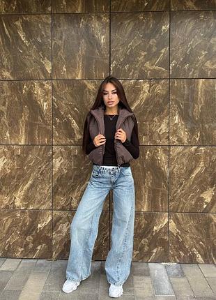 Дутая укороченная жилетка на молнии с воротником4 фото