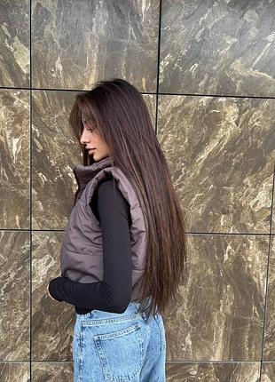 Дутая укороченная жилетка на молнии с воротником3 фото