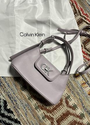 Сумочка/сумка calvin klein re-lock crossbody violett