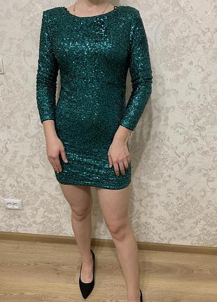 Зелёное платье в паетках