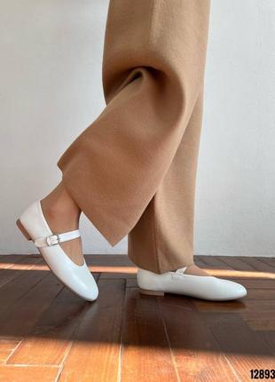 Білі шкіряні туфлі балетки з ремінцем круглим носиком носом