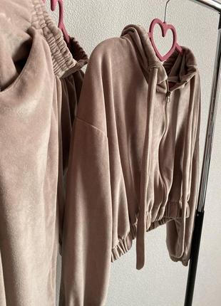 Велюровый костюм с капюшоном