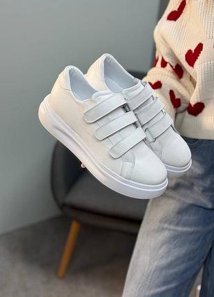 Классические белые кожаные кеды на липучках