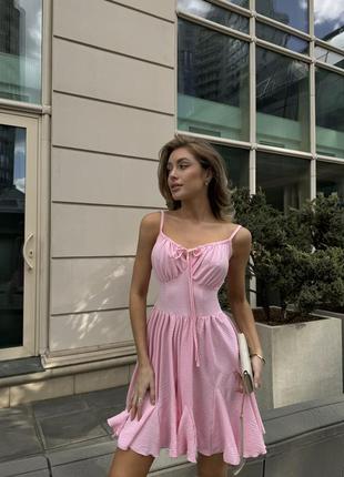 Розовое платье с регулируемой завязкой