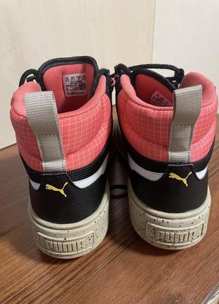 Високі кросівки