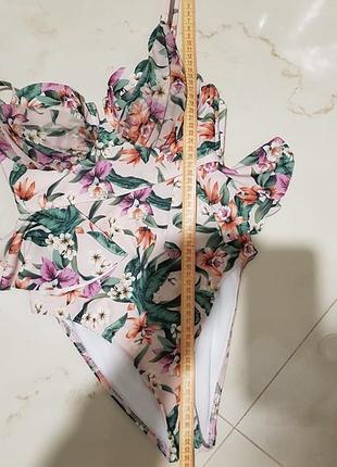 Эффектный сдельный слитный купальник воланы в цветы и листья asos с чашками на маленькую грудь xs
