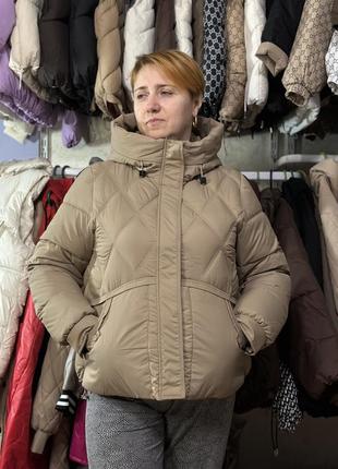 Весняна жіноча куртка
