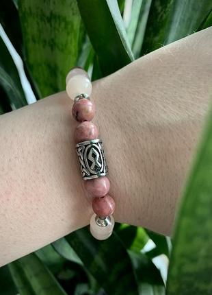 Браслет оберегает с руной одал родонитом и розовым кварцем