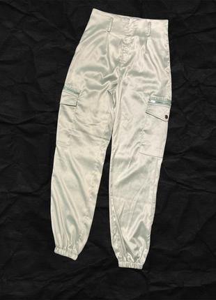 Атласные брюки джоггеры карго с карманами
