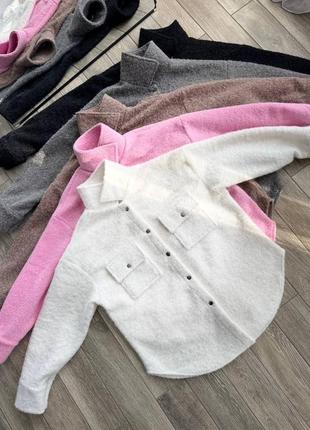 Сорочка вільного крою, з двома карманами, застібається на кнопки