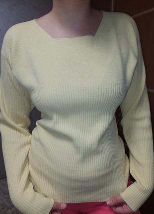 Жовтий в'язаний светр