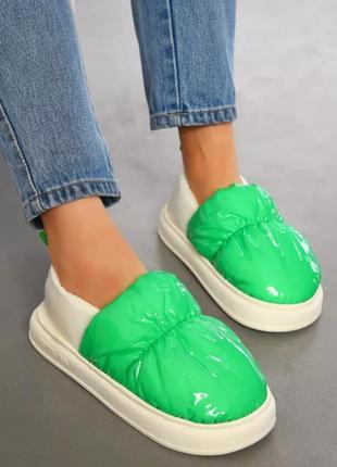 Теплые домашние тапочки на меху закрытые яркие зеленые зимние тапочки