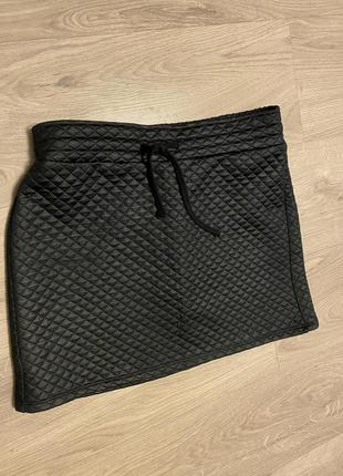 Стёганая мини юбка на резинке