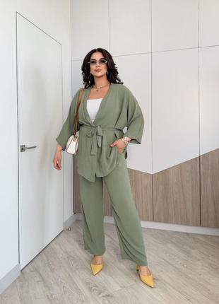 Стильный легкий костюм.