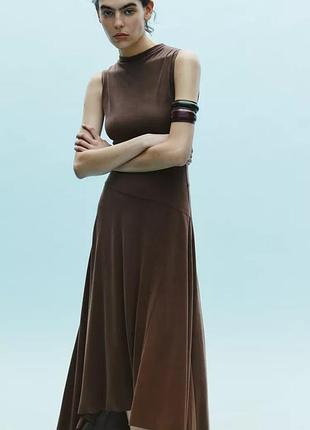 Струме плаття середньої довжини