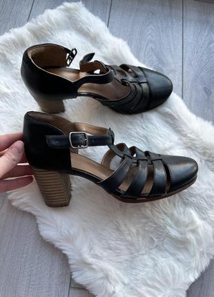 Кожаные босоножки clarks из натуральной кожи на каблуке