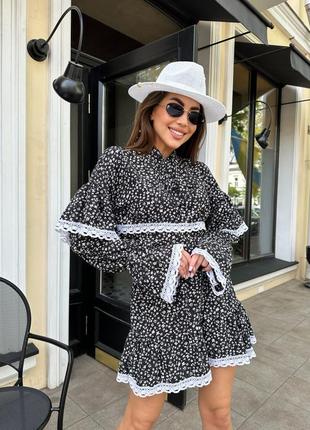 Платье свободного кроя под пояс с воланами и кружевом, воротник стойка на завязке