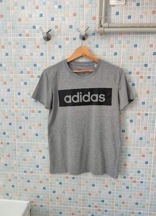 Футболка adidas.