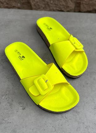 Яскраві літні шльопанці неон