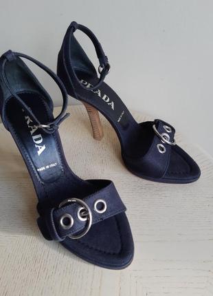 Оригинальные джинсовые prada босоножки на каблуке