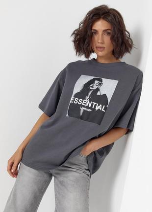 Футболка женская oversize с черно-белым принтом и надписью essential
