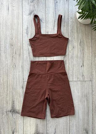 Якісний спортивний комплект з лосинами коричневого кольору