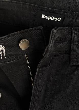 Укороченные джинсы desigual с контрастной вышивкой зебры5 фото