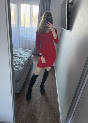 Красное платье