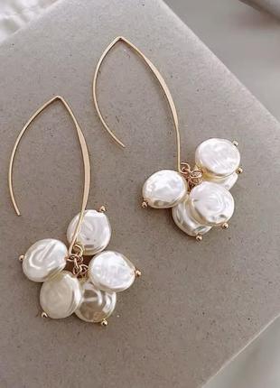 Жіночі сережки підвіски колір золотистий білий декор перлини у формі квітки
