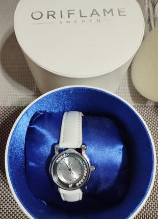 Жіночий наручний годинник⌛ з каменями сваровські 💎
oriflame
