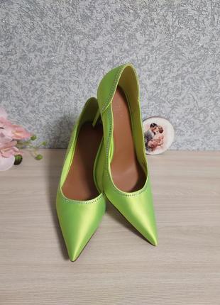Салатові туфлі човники на підборах asos.