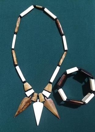 Колье и браслет из кости.