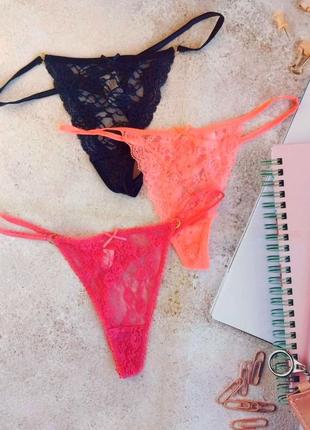Комплект кружевных трусов-стрингов