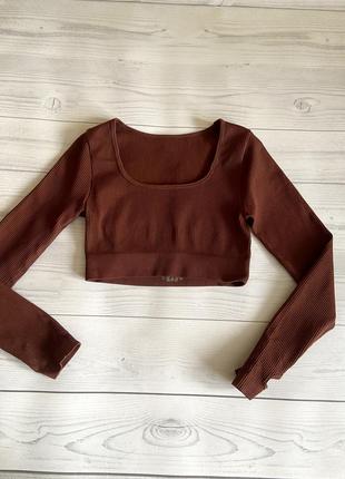 Коричневый топ в рубчик с вырезами на палец