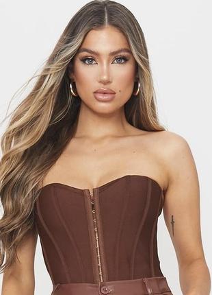Шоколадный топ корсет бандо топик prettylittlething коричневый с косточками корсетик бра браллет