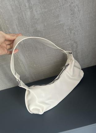 Маленькая белая сумочка