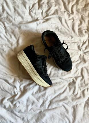 Атласні темно-сині кросівки