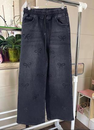 Стильные джинсы с бантиками для красавиц 💗 
плотный эластичный джинс, с камушками