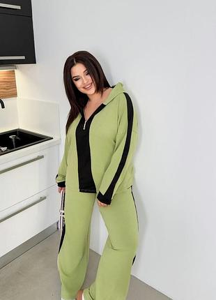 Жіночий брючний костюм