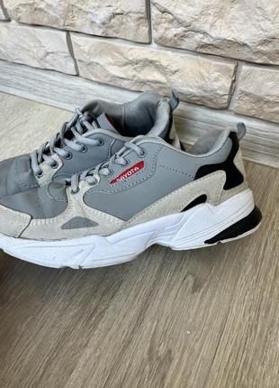 Кросівки спортивні