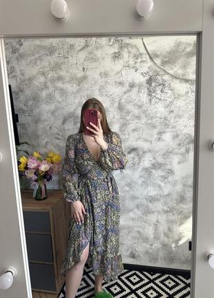 Нежное цветочное платье на запах для беременных