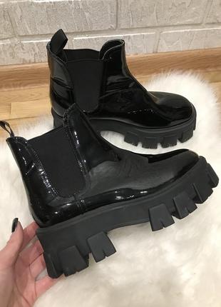 Ботинки лаковые на тракторной подошве prada