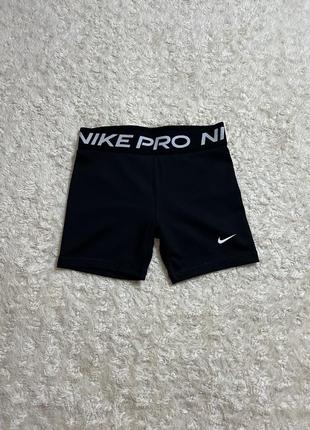 Nike pro шорти на дівчину