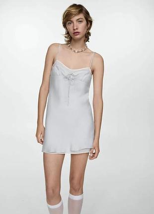 Короткое бельевое платье с бантом от mango