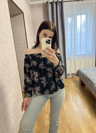 Блуза з відкритими плечима