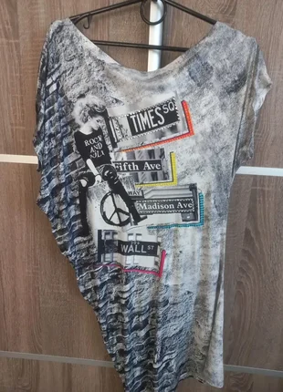 Асиметрична футболка-туніка.